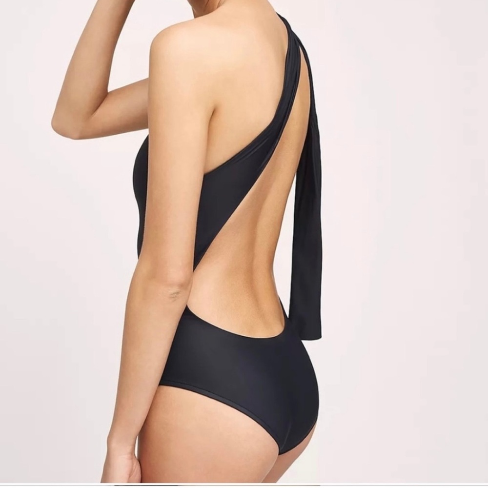 Elegant Black One-Shoulder Swimsuit